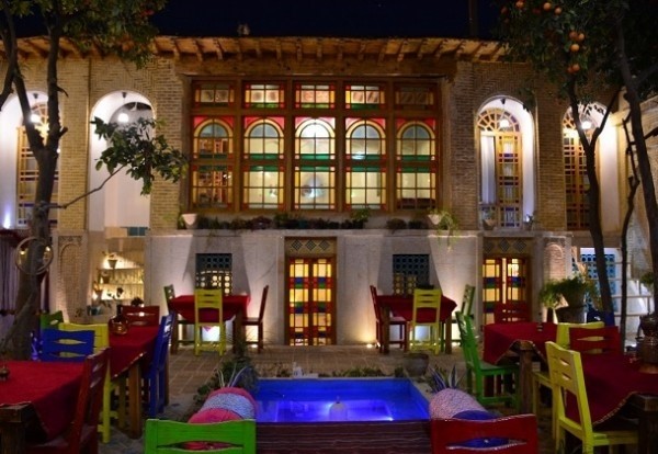 نمای اقامتگاه اقامتگاه بومگردی عمارت هفت رنگ شیراز
